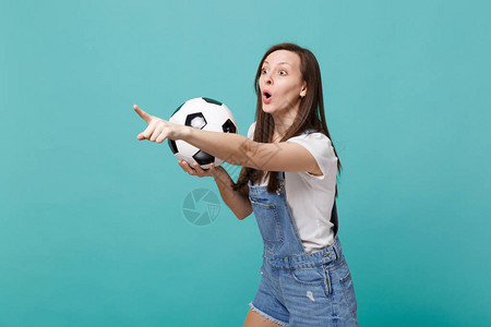 惊讶的女孩足球迷振作起来图片