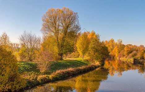 乡村秋季河景的彩色户外秋季自然图像图片