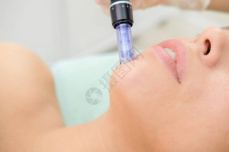 美容师进行中胚层疗法注射微针美塑疗法美容师的治疗妇女硬件美容中胚层疗法图片