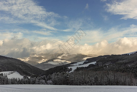 一个田园诗般的农田乡村的彩色乡村雪冬景观图像图片