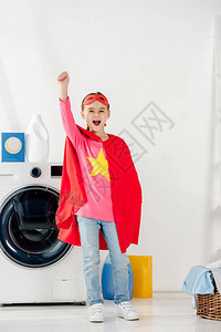 小孩穿着红色自制西装站在洗衣房举行盛会图片