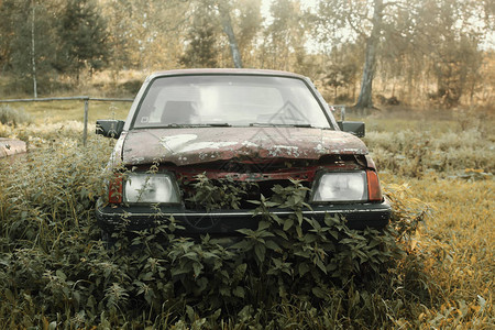 旧遗弃的俄罗斯红色车图片