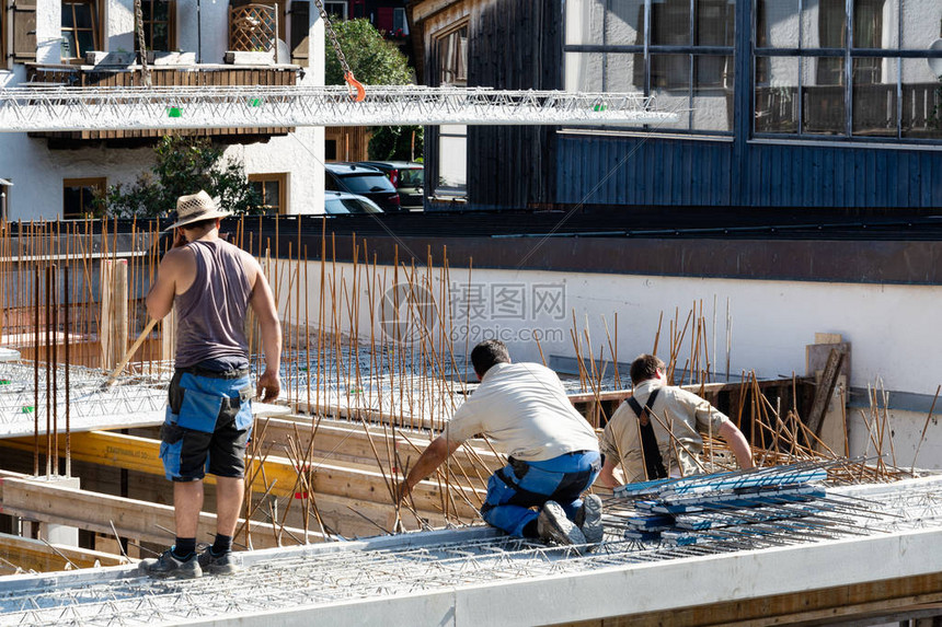 查看建筑商工作的房屋建筑工地图片