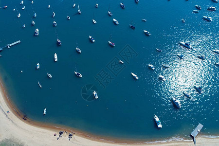 蓝色的大海和晴朗的天气的鸟瞰图梦幻般的风景很棒的海滩景色伊利亚贝拉图片