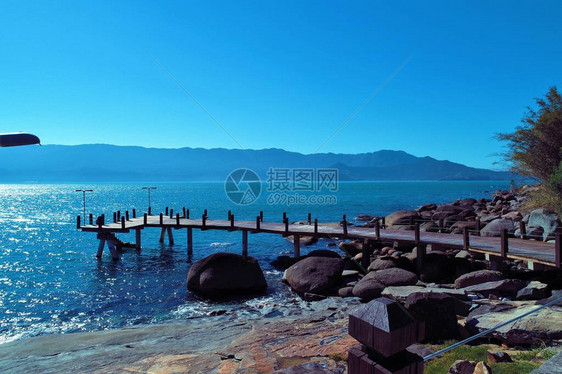 蓝色的大海和晴朗的天气的鸟瞰图般的风景很棒的海滩景色伊利亚贝拉图片