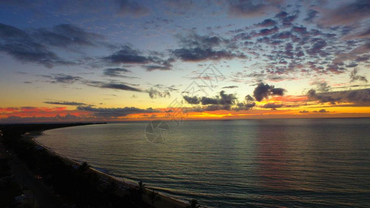 海滩上的日出很棒的风景颜色的爆炸日出收藏彩色的天空五颜六色的天空阳光图片