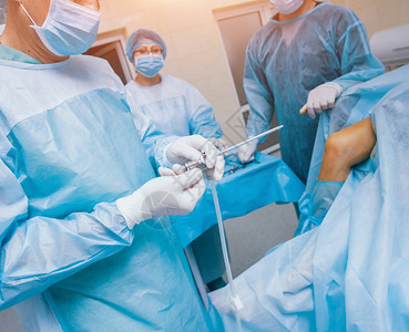 关节镜手术骨科医生在手术室中使用现代关节镜工具进行团队合作膝关节手图片