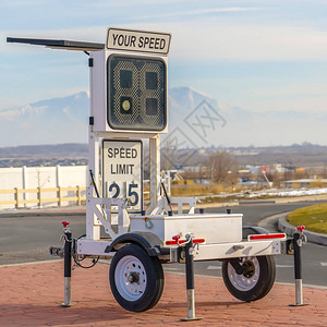 带有限速标志的移动雷达速度拖车LED显示屏下方还可以图片