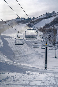 滑雪缆车俯瞰阳光普照的雪山图片