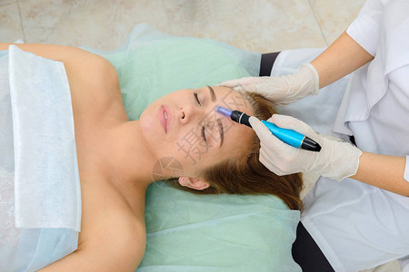中胚层疗法注射微针美塑疗法美容师的治疗妇女硬件美容中胚层疗法图片