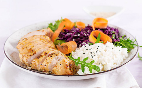 健康沙拉佛碗菜配鸡柳米饭红卷心菜胡萝卜新鲜生菜沙拉和芝麻健图片