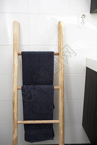 带干净毛巾的现代设计木制毛巾架梯子浴室图片