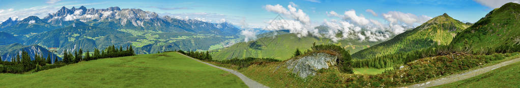 阿尔卑斯山自然全景瑞士附近山区的夏日风光后面是绿色的草地和阿尔卑图片