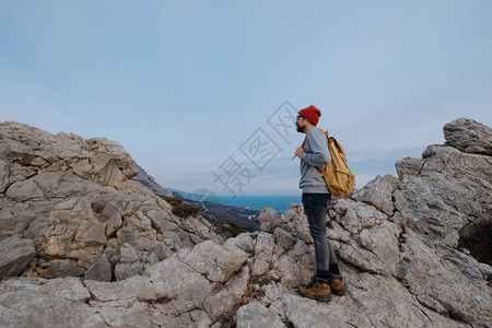 背着包在山里徒步旅行的人旅行生活方式成功概念冒险活动假期户外登山图片