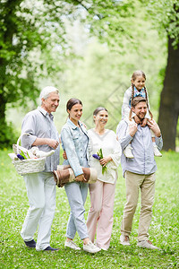 五口幸福的家庭五口住在公园或森林的绿地上图片