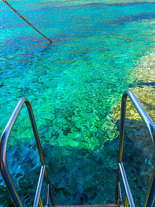 爱琴海美丽明亮的蓝色水域船上图片