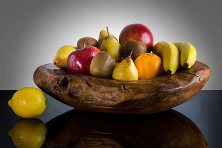 以独特的自定制木材碗为特色的全新水果图片