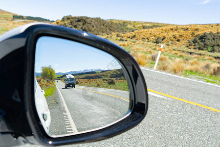 驾驶新西兰南岛时的后视镜背景图片