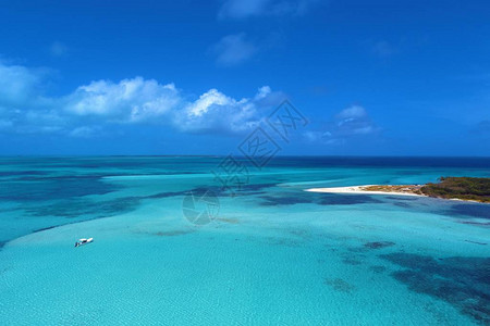 在蔚蓝的大海和天堂般的岛屿上度假旅行梦热带假期热带旅行很棒的海滩风景美丽的风景旅游风景度假风景荒凉的海滩宁静背景图片