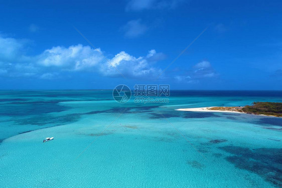 在蔚蓝的大海和天堂般的岛屿上度假旅行梦热带假期热带旅行很棒的海滩风景美丽的风景旅游风景度假风景荒凉的海滩宁静图片