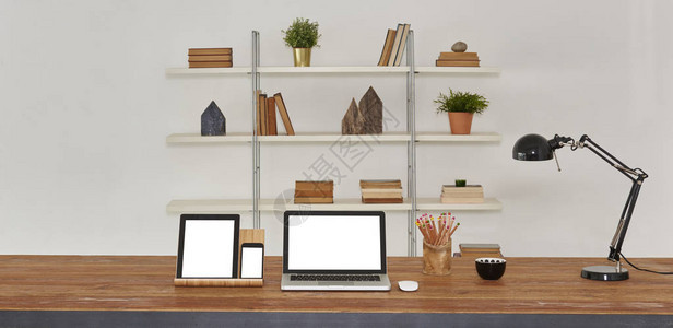 木制桌子和办公室内部的书架背景图片