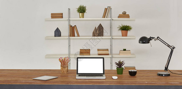 木制桌子和办公室内部的书架背景图片