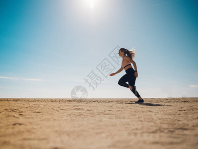 年轻运动女青年在沙滩图片