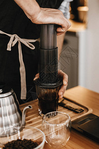 专业咖啡师通过aeropress替代方法制备咖啡图片