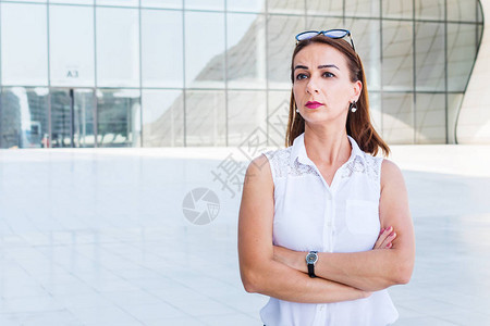 站在一栋大建筑附近的严肃商务女图片