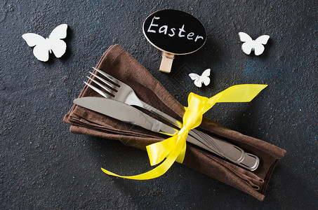 假日复活节晚宴的喜事桌设置在黑桌子上背景图片