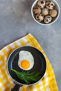 鹌鹑蛋在平底锅里煎新鲜的有机鸡蛋图片