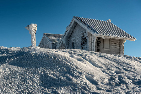 冻结的山区乡镇和雪冬塞尔维亚图片