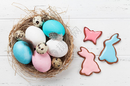复活节贺卡配有彩色姜饼干和鸡蛋图片