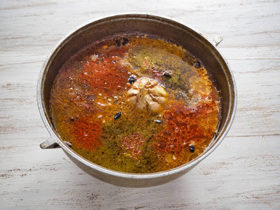 在大锅里煮肉饭肉饭中的香料图片