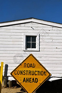 一个警告信号前面的公路建筑图片