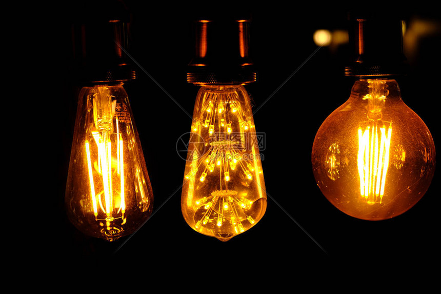 黑色背景上的经典复古白炽led电灯高清图片下载-正版图片505871387-摄图网
