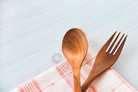 餐桌纸巾上的木勺和叉子厨具零废物使用更图片