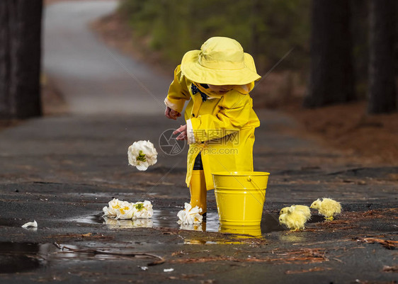 一个小孩在雨中玩耍而小妞图片