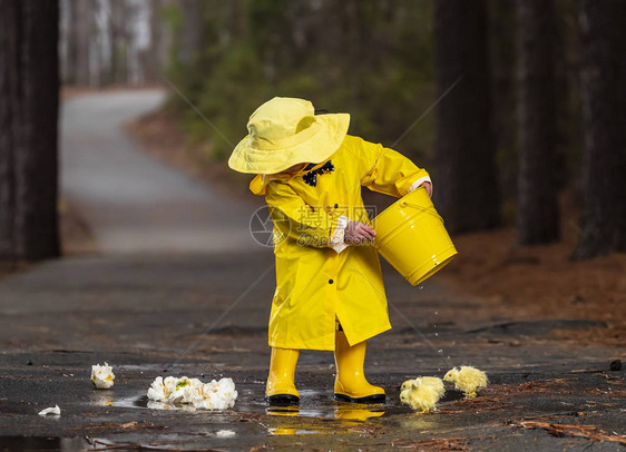 一个小孩在雨中玩耍而小妞图片