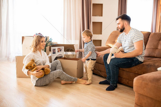 快乐家庭与儿子一起在家玩耍的完整肖像图片