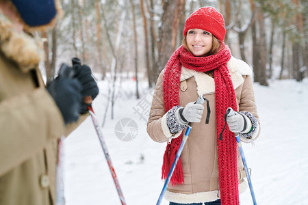 在美丽的冬季森林里玩滑雪图片