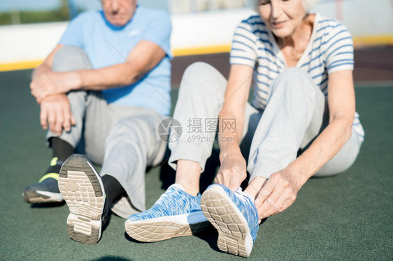 穿着运动鞋的白发老年夫妇在户外复制空间跑轨上搭着运动鞋的白色长头发图片