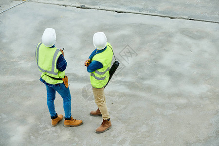 在视察期间检查建筑工地时图片