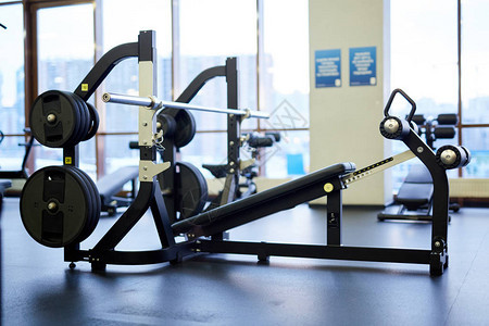 大型现代体育中心内用于体育锻炼的健身器材图片