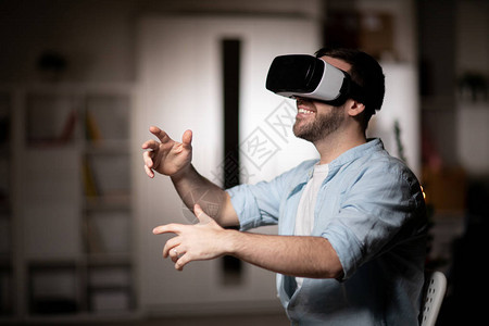 快乐的男子在临时穿衣与虚拟材料互动时图片