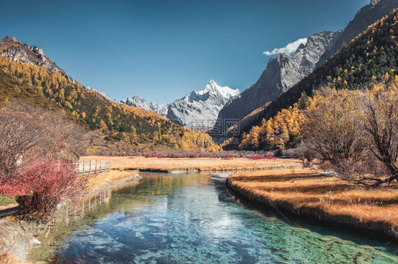 夏娜多吉山最后的香格里拉秋天在亚丁自然保护图片