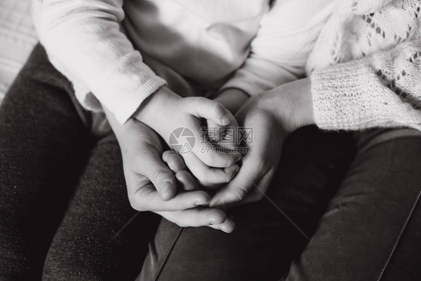 近视家庭握手关爱有照护顾的母亲抚养子女提供心理支持帮助或保高清图片下载-正版图片505873778-摄图网