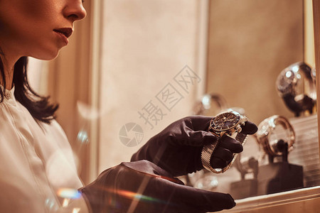 卖方展示了豪华珠宝店新收藏品的独家男子手表背景图片