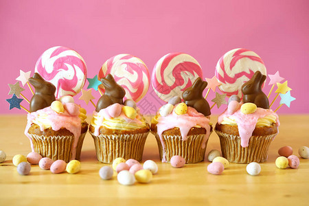 复活节主题糖果地的滴水蛋糕装饰与巧克力兔子背景图片