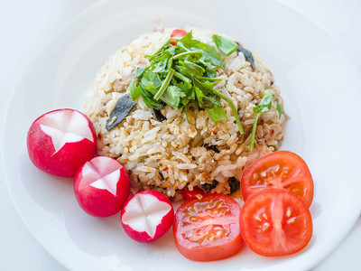 美味的泰国传统食物辣椒油炸茉莉米饭和辣椒虾糊酱图片